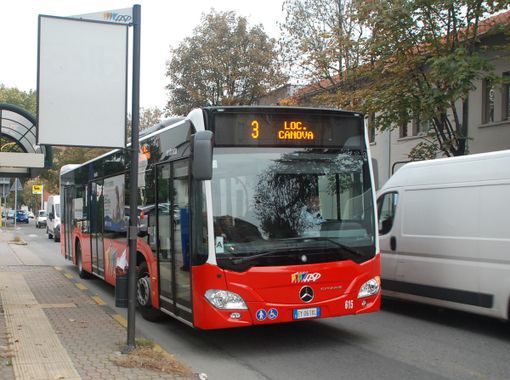 Consentito l’accesso ai bus di Asp anche dalla porta anteriore. Confermato obbligo di mascherina