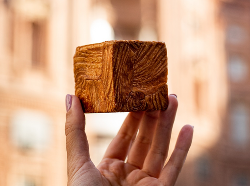 La nuova tendenza della colazione astigiana è il croissant al cubo