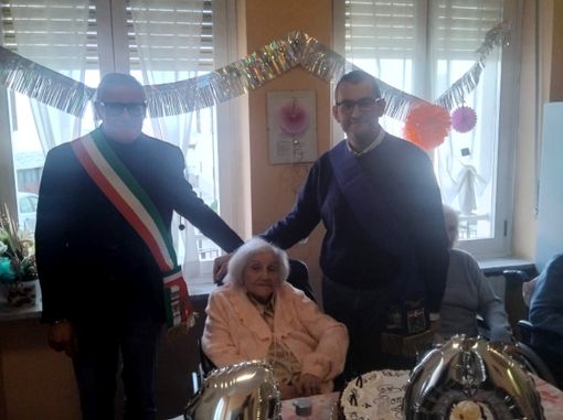 Un secolo di storie: Efisia, la libraia che ha sfamato di libri generazioni di astigiani Un secolo di storie: Efisia, la libraia che ha sfamato di libri generazioni di astigiani