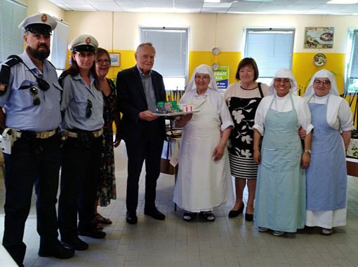 Nella foto, da sinistra: l'agente Danilo Aluffo, l'agente scelto Francesca Fichera, la dottoressa Paola Imarisio (ass. Dono del Volo), il dott. Maggiora, suor Luigina, l’assessore Mariangela Cotto e altre due suore impegnate presso la struttura di corso Genova Nella foto, da sinistra: l'agente Danilo Aluffo, l'agente scelto Francesca Fichera, la dottoressa Paola Imarisio (ass. Dono del Volo), il dott. Maggiora, suor Luigina, l’assessore Mariangela Cotto e altre due suore impegnate presso la struttura di corso Genova