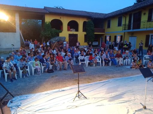 Oltre 150 persone, tutte con lo sguardo rivolto al cielo, hanno partecipato a “Guarda che Luna!” Oltre 150 persone, tutte con lo sguardo rivolto al cielo, hanno partecipato a “Guarda che Luna!”