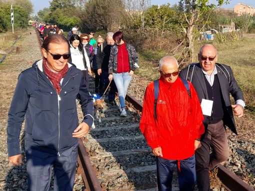 Due immagini della passeggiata sui binari Due immagini della passeggiata sui binari