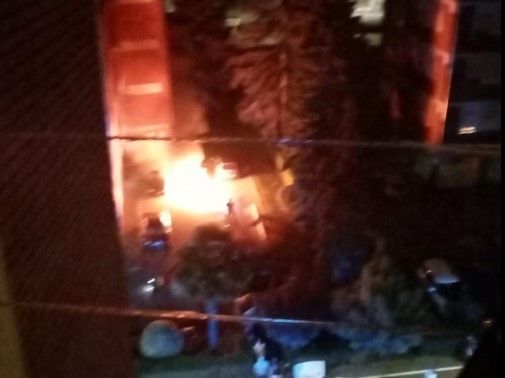 L'auto danneggiata dalle fiamme nel corso della scorsa notte (foto di Luciana Cuccu da Facebook)