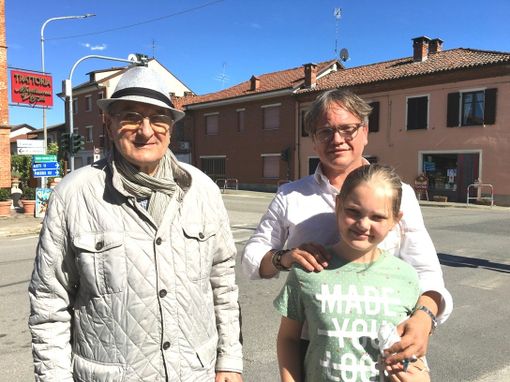 Alfredo Vespa con il sindaco Gianluca Forno e Mariasole nel punto in cui salvò il partigiano sconosciuto