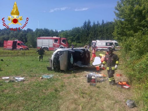 Refrancore: auto fuori strada. Conducente estratto dal mezzo