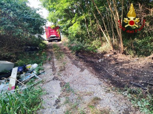 Intervenuti per un incendio sterpaglie, i vigili del fuoco hanno rinvenuto anche una bombola di acetilene