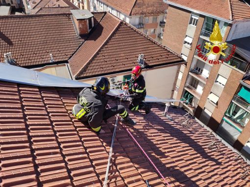Forti raffiche di vento, i vigili del fuoco al lavoro per mettere in sicurezza grondaie e tegole divelte (FOTO)