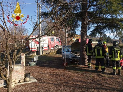 Auto esce di strada e finisce in un cortile schiantandosi contro un albero. Interviene l'elisoccorso Auto esce di strada e finisce in un cortile schiantandosi contro un albero. Interviene l'elisoccorso