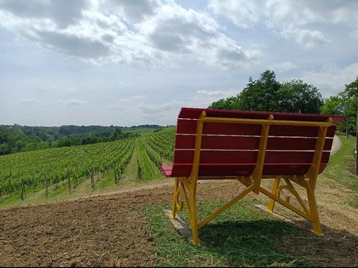 Una big bench oro e rosso rubino impreziosisce Rocchetta Tanaro e sovrasta la collina della Garbera