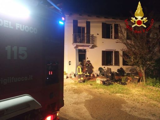 Incendio a Rocca d'Arazzo. In fiamme la stanza di una casa, i vigili del fuoco hanno evitato gravi conseguenze