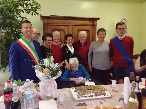 Noemi attorniata dai suoi familiari con il sindaco e il presidente della Provincia Noemi attorniata dai suoi familiari con il sindaco e il presidente della Provincia