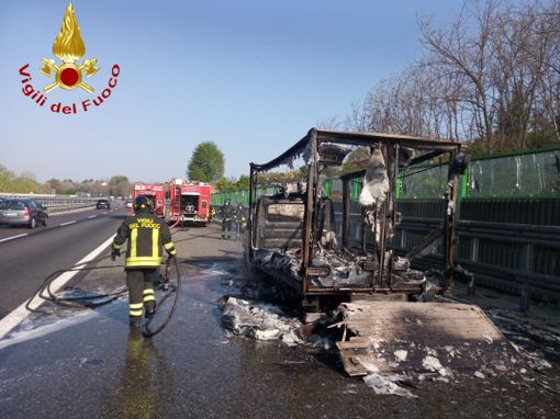 Incendio furgone in autostrada altezza San Paolo Solbrito. Nessuna conseguenza per l'autista