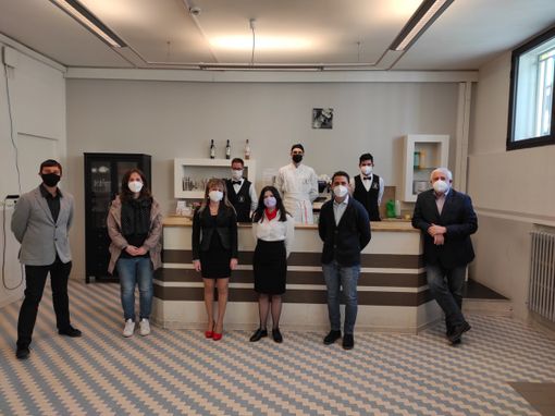 Da sinistra: Davide Pertusio, la responsabile dell’Ist. Enogastronomico Irene Cravanzola, Daniela Gambino, il sindaco Daniele Basso ed il dirigente Scolastico Renato Parisio con gli allievi