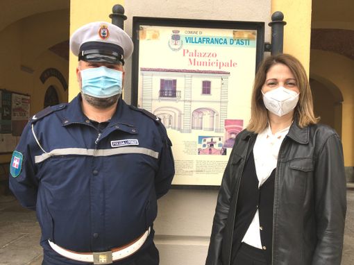 Il sindaco Macchia con il nuovo agente di polizia Nivino