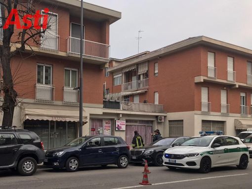Traffico rallentato in corso Venezia per una caduta calcinacci. Area transennata per sicurezza Traffico rallentato in corso Venezia per una caduta calcinacci. Area transennata per sicurezza