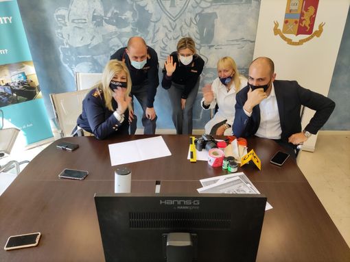 Gli operatori della Questura ripresi, in questa e altre immagini, durante i video incontri con i ragazzi