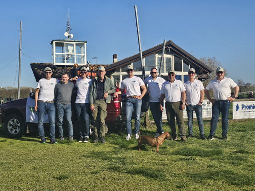 Foto di gruppo con i 7 allievi, l'istruttore e l'esaminatore esterno