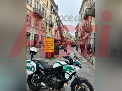 Asti: corso Alfieri temporaneamente chiuso per il crollo di un pezzo di cornicione Asti: corso Alfieri temporaneamente chiuso per il crollo di un pezzo di cornicione