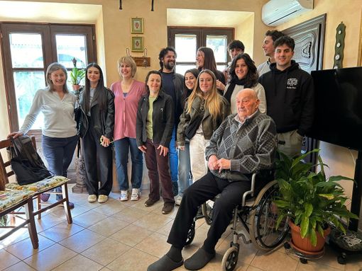 Gli studenti cuneesi con il centenario Paolo Asiano, memoria storica del paese Gli studenti cuneesi con il centenario Paolo Asiano, memoria storica del paese