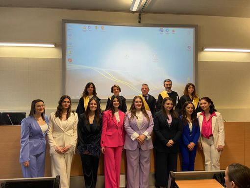 Foto di gruppo per le neo laureate Foto di gruppo per le neo laureate