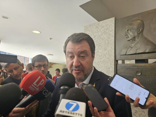 Il vicepremier attorniato da colleghi giornalisti Il vicepremier attorniato da colleghi giornalisti