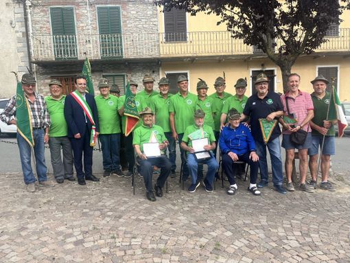 Gli Alpini del Gruppo di Monastero Bormida con il sindaco Gigi Gallareto e il presidente Fabrizio Pighin  festeggiano gli alpini novantenni