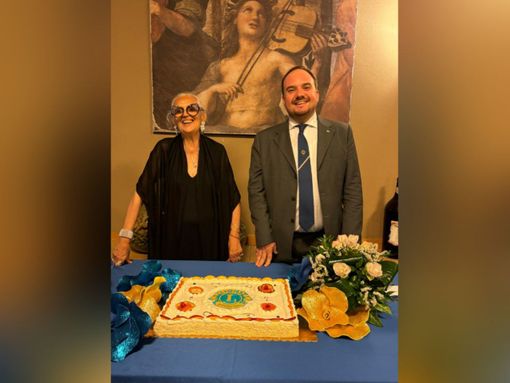 Passaggio della campana anche per il Lions Club Vittorio Alfieri Passaggio della campana anche per il Lions Club Vittorio Alfieri