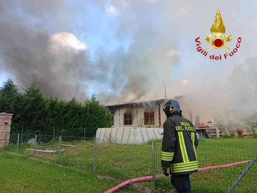 Nessun ferito ma ingenti danni per l'incendio al capannone di materiali edili [FOTO]