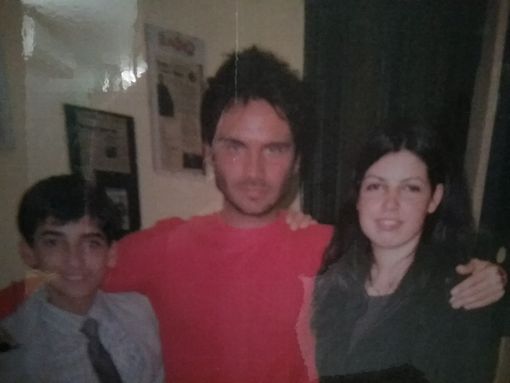 Una foto che ritrae Simona Graniero, il fratello e Nek e alcuni articoli di giornale dell'epoca Una foto che ritrae Simona Graniero, il fratello e Nek e alcuni articoli di giornale dell'epoca