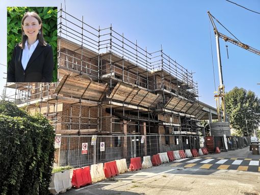 Il cantiere della scuola di Motta con, nel riquadro in alto a sinistra, l'assessore Laura Muratore