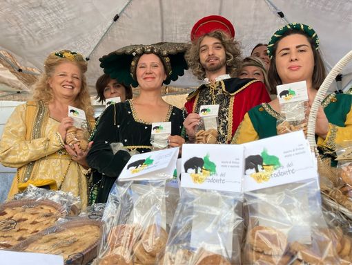 Figuranti, con la presidente Cna Lia Merlone, tra il Biscotto ad Arti e Mercanti Figuranti, con la presidente Cna Lia Merlone, tra il Biscotto ad Arti e Mercanti
