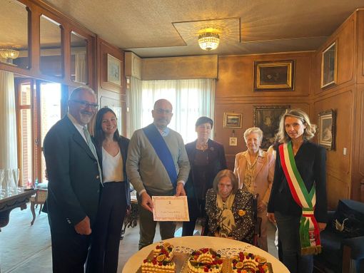 Nella foto con la neo centenaria, la famiglia e le autorità intervenute Nella foto con la neo centenaria, la famiglia e le autorità intervenute