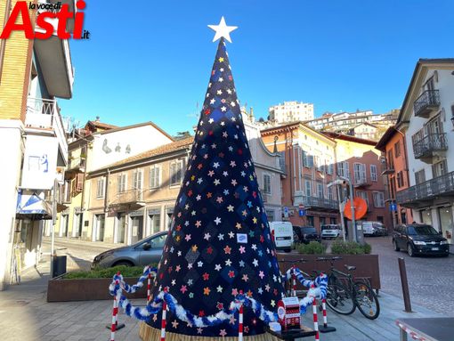 Un Natale a filo doppio: l’albero che intreccia creatività e comunità Un Natale a filo doppio: l’albero che intreccia creatività e comunità