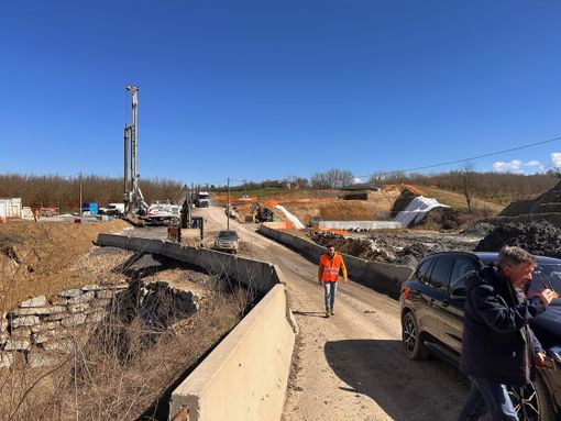 Alcuni momenti del sopralluogo sul cantiere dell'autostrada Asti-Cuneo grazie all'iniziativa di Itinera, Confindustria Piemonte e Confindustria Cuneo Alcuni momenti del sopralluogo sul cantiere dell'autostrada Asti-Cuneo grazie all'iniziativa di Itinera, Confindustria Piemonte e Confindustria Cuneo
