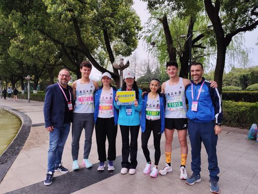 Il gruppo astigiano a Wuhan, da sinistra a destra: Fabio Carlevaro, Michele Aimo, Gaia Spinella, la giovane rappresentante della maratona universitaria, Isabella Caposieno, Andrea Bortolato, Riccardo Frati Il gruppo astigiano a Wuhan, da sinistra a destra: Fabio Carlevaro, Michele Aimo, Gaia Spinella, la giovane rappresentante della maratona universitaria, Isabella Caposieno, Andrea Bortolato, Riccardo Frati