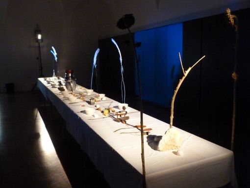 L'installazione &quot;La mensa di San Francesco&quot;, tavola &quot;francescana&quot; apparecchiata con elementi naturali come rami, foglie e piume che verrà allestita allo Spazio Kor