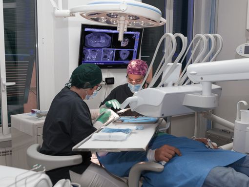 Implantologia dentale: tecniche moderne per una riabilitazione orale completa Implantologia dentale: tecniche moderne per una riabilitazione orale completa