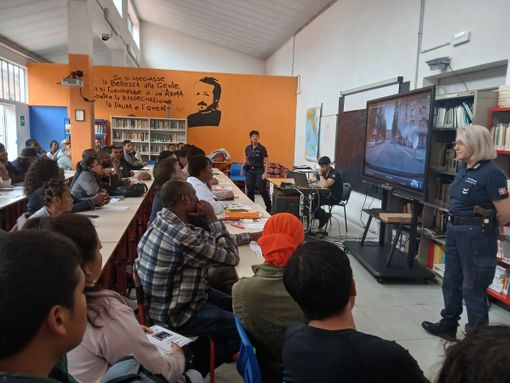 Studenti e rider a lezione