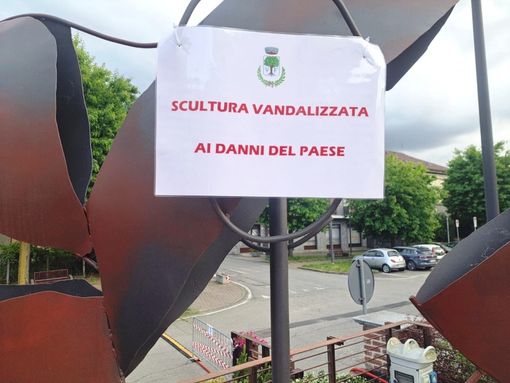 Il cartello voluto dall'Amministrazione comunale dopo gli atti vandalici