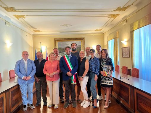 In foto: La delegazione macedone insieme al sindaco Nosenzo e ai rappresentati dell'amministrazione nicese