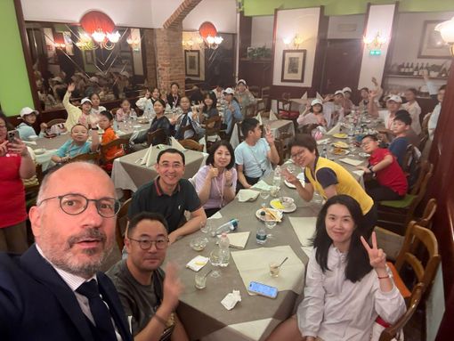 Il sindaco Maurizio Rasero con l'Orchestra Giovanile Golden Sail Il sindaco Maurizio Rasero con l'Orchestra Giovanile Golden Sail