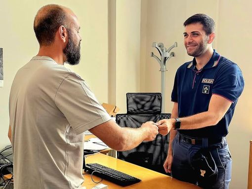 Turista svizzero smarrisce la carta di credito, la polizia di Asti gliela restituisce Turista svizzero smarrisce la carta di credito, la polizia di Asti gliela restituisce