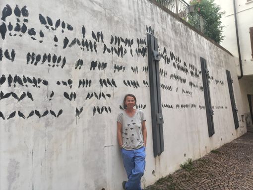 Gosia Turzeniecka davanti al suo murale ad Agliano Terme