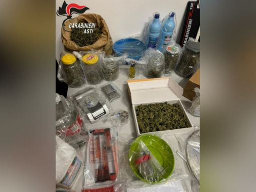 La droga e il materiale per il confezionamento posto sotto sequestro