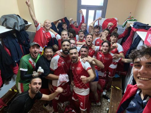 L'esultanza del team dopo la vittoria in esterna L'esultanza del team dopo la vittoria in esterna
