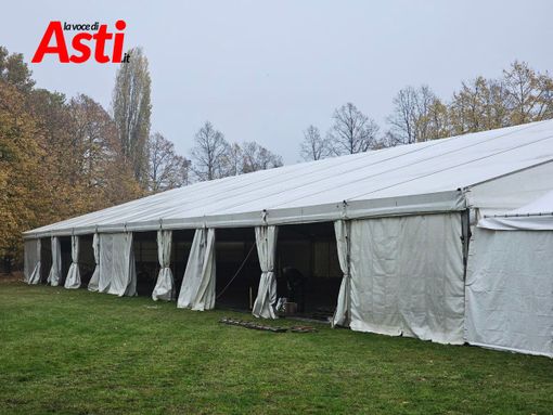 I preparativi per la tensostruttura che ospiterà la festa della vittoria (Ph J.DeM. A. )