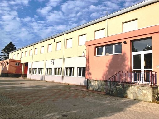 Chiusa la palestra delle scuole a Villafranca: problemi a un pilastro, il Comune studia le cause