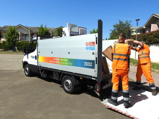 Operatori Asp durante un ritiro a domicilio di rifiuti ingombranti