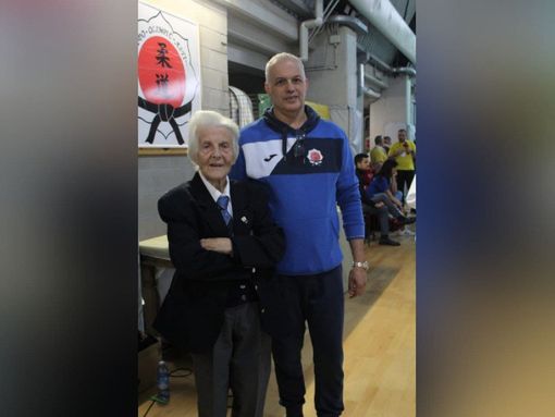 La signora Promis con Gianni Balladelli. Nell'immagine a fine articolo un altro scatto della signora, impegnata in veste di presidente di giuria La signora Promis con Gianni Balladelli. Nell'immagine a fine articolo un altro scatto della signora, impegnata in veste di presidente di giuria