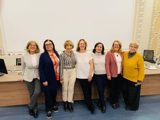 Alcuni ragazzi dell'Alfieri con la dirigente Stella Perrone